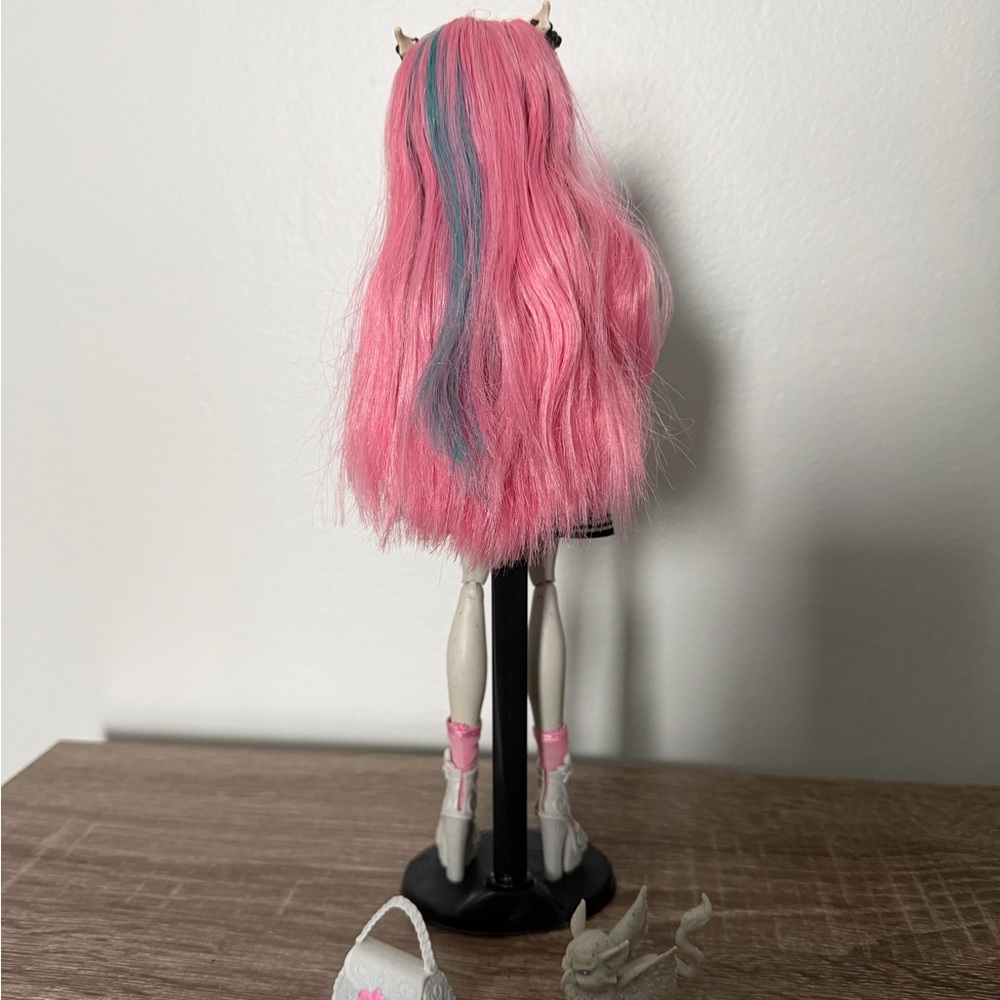 Monster high between classes Rochelle Goyle - Picture 3 of 3